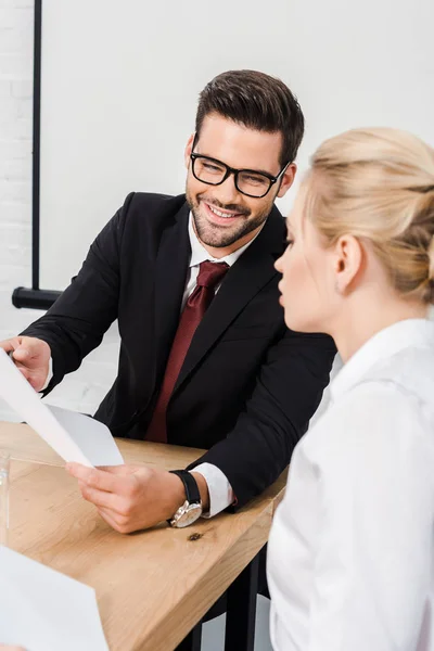 Zufriedene Geschäftspartner diskutieren Papiere im modernen Büro — Stockfoto