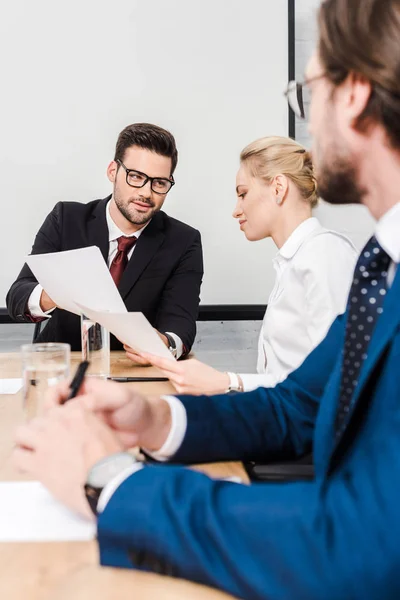 Équipe de partenaires commerciaux en conversation dans la salle de conférence — Photo de stock