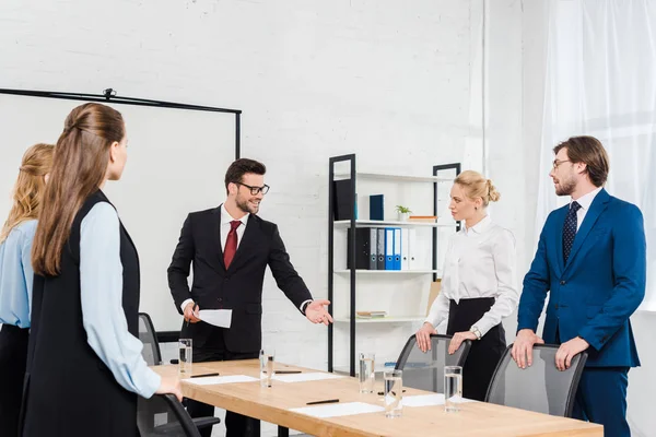 Équipe de patron et de gestionnaires ayant une conversation au bureau moderne — Photo de stock