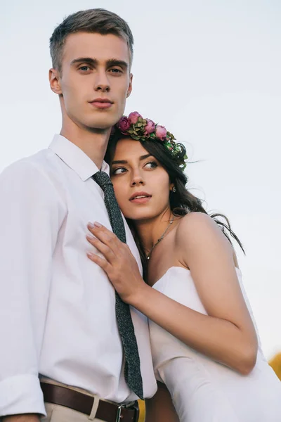 Beautiful elegant young wedding couple standing together outdoors — Stock Photo