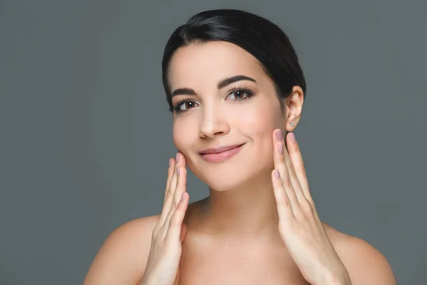 Retrato de morena sorrindo mulher olhando para a câmera isolada no cinza — Fotografia de Stock