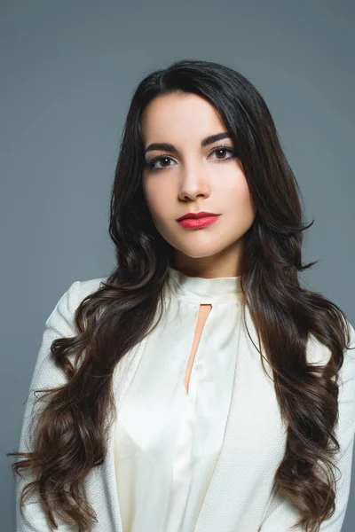 Retrato de mujer morena hermosa, aislado en gris - foto de stock