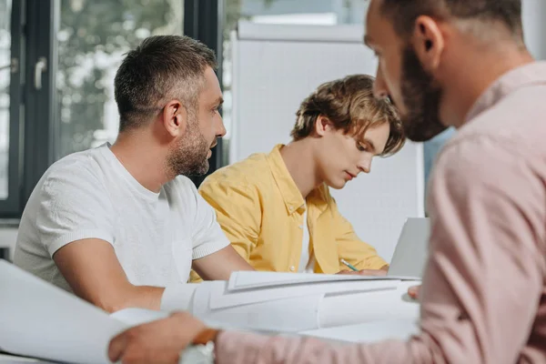 Geschäftsleute sitzen bei Besprechung im Amt am Tisch — Stockfoto