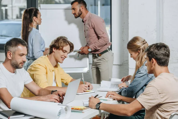 Imprenditori che lavorano al progetto durante la riunione in ufficio — Foto stock