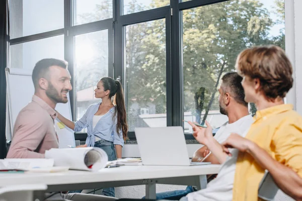 Hombres de negocios mirando la presentación del proyecto durante la reunión en la oficina - foto de stock