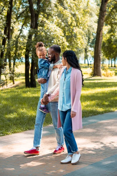 Parents afro-américains et fille marchant ensemble dans le parc — Photo de stock