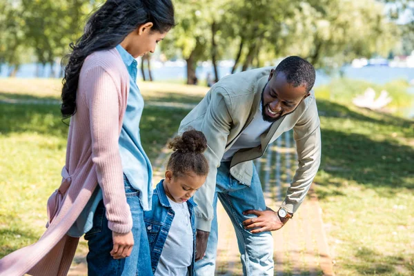 Африканские американские родители и дочь стоят в парке — стоковое фото