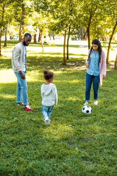 Afro-americanos pais e filha jogando futebol juntos no parque — Fotografia de Stock