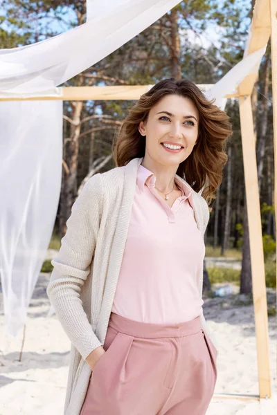 Porträt einer glücklichen Frau, die mit weißer Gardinenspitze auf dem Hintergrund wegschaut — Stock Photo
