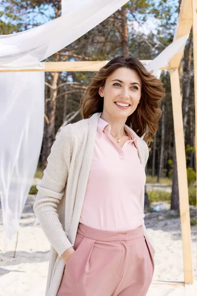 Portrait de femme heureuse regardant loin avec de la dentelle rideau blanc sur fond — Photo de stock