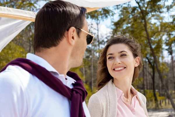Portrait de femme heureuse regardant mari dans des lunettes de soleil — Photo de stock