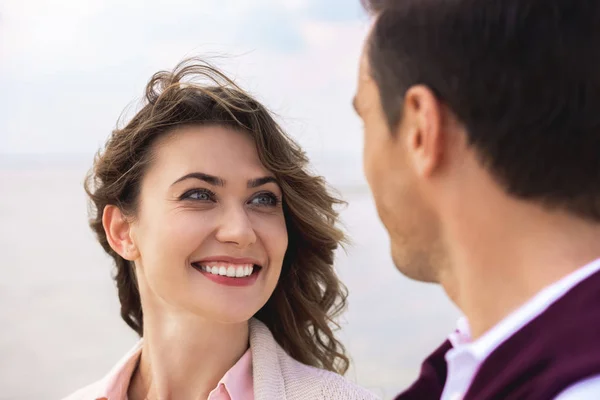 Portrait de couple souriant se regardant avec le ciel bleu sur fond — Photo de stock