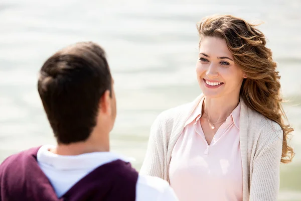 Felice coppia guardando l'un l'altro con il mare sullo sfondo — Foto stock