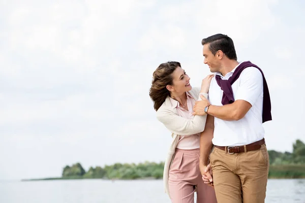 Portrait de couple heureux se regardant sur la plage — Photo de stock