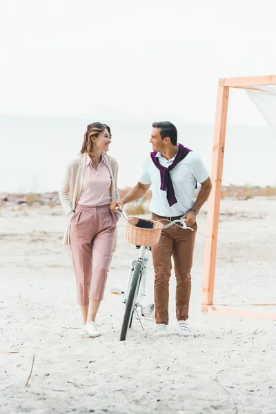 Casal com bicicleta retro na praia de areia — Fotografia de Stock
