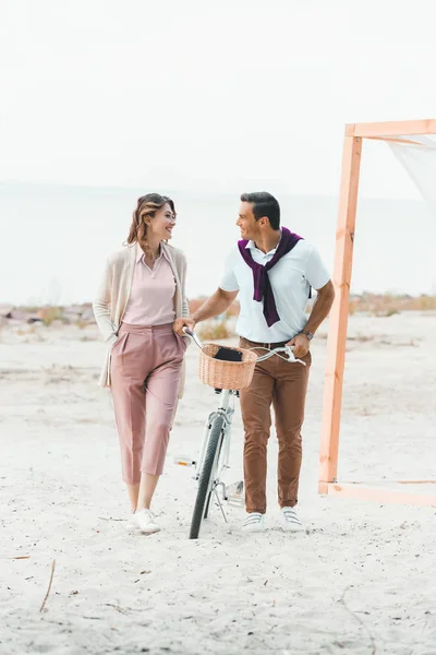 Coppia con bicicletta retrò sulla spiaggia sabbiosa — Foto stock