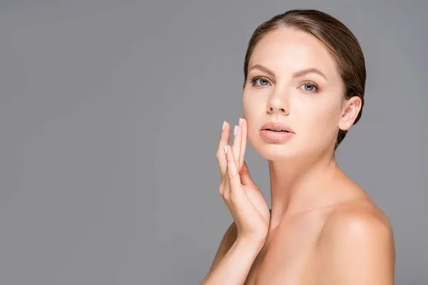 Portrait de belle femme avec maquillage nu isolé sur gris — Photo de stock