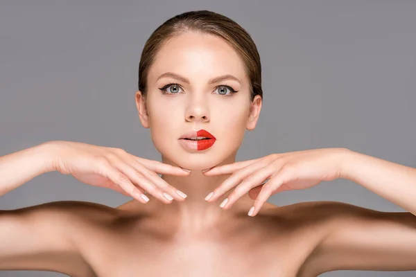 Ritratto di giovane donna attraente con rossetto rosso su mezza bocca isolato su grigio — Foto stock