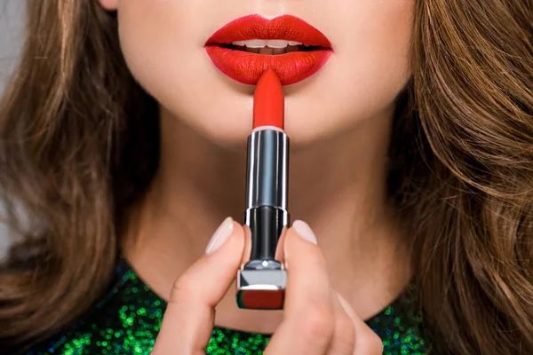 Colpo ritagliato di donna con rossetto rosso isolato su grigio — Foto stock