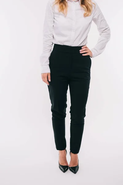 Immagine ritagliata di donna d'affari in piedi con akimbo mano isolato su bianco — Foto stock
