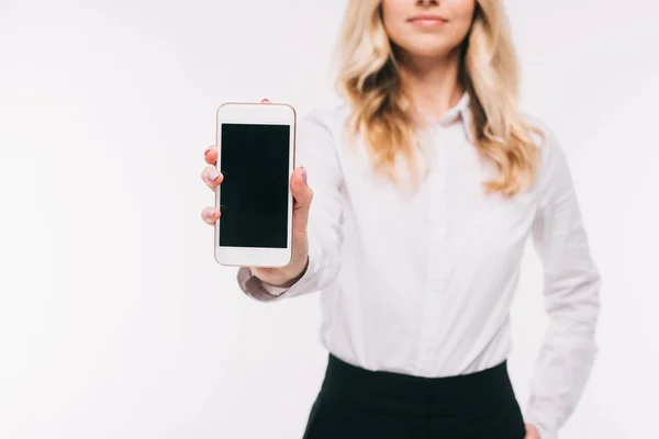 Imagen recortada de la mujer de negocios que muestra el teléfono inteligente con pantalla en blanco aislado en blanco - foto de stock