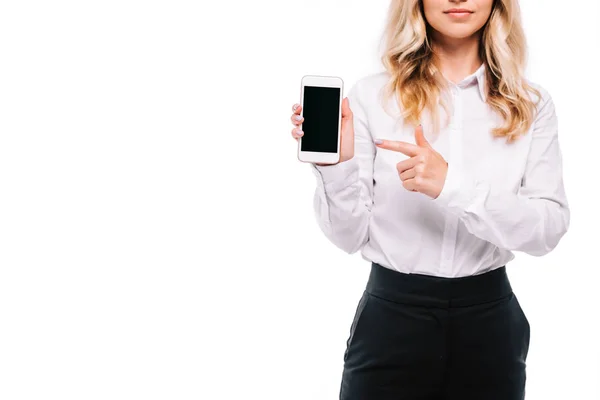 Image recadrée de femme d'affaires pointant sur smartphone avec écran blanc isolé sur blanc — Photo de stock