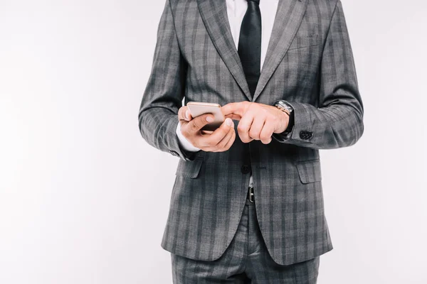 Обрезанный образ бизнесмена с помощью смартфона, изолированного на белом — стоковое фото