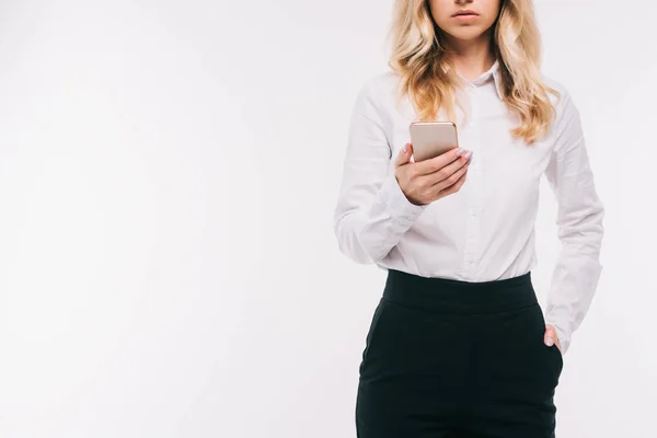 Imagen recortada de la mujer de negocios utilizando teléfono inteligente aislado en blanco - foto de stock