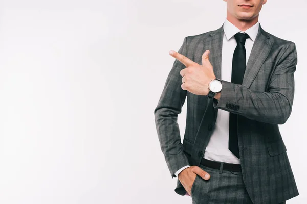 Imagen recortada de hombre de negocios señalando algo aislado en blanco - foto de stock