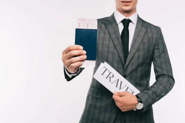 Imagen recortada de hombre de negocios que muestra pasaporte y billete aislado en blanco - foto de stock
