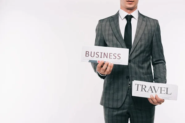 Abgeschnittenes Bild eines Geschäftsmannes, der Geschäfts- und Reisezeitungen isoliert auf Weiß hält — Stockfoto