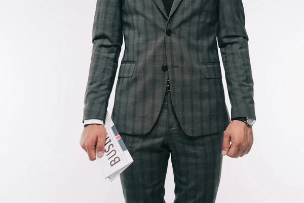 Обрізане зображення бізнесмена, що тримає газету ізольовано на білому — стокове фото