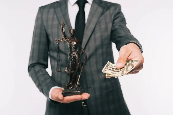 Imagen recortada de empresario sosteniendo estatua dama de justicia y soborno aislado en blanco - foto de stock