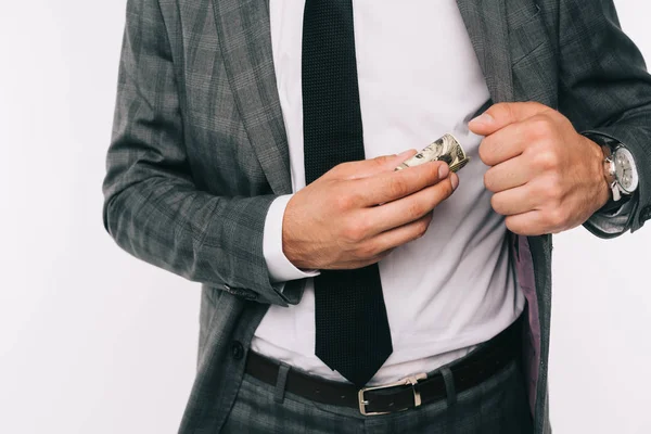 Image recadrée de l'homme d'affaires mettre de l'argent dans la poche veste isolé sur blanc — Photo de stock