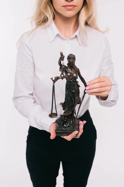 Abgeschnittenes Bild des Anwalts, der Dame Gerechtigkeit Statue auf weiß isoliert hält — Stockfoto