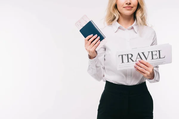 Image recadrée de femme d'affaires détenant passeport, billet et journal de voyage isolé sur blanc — Photo de stock