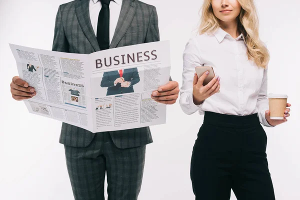 Abgeschnittenes Bild von Geschäftsleuten, die Zeitung lesen und ihr Smartphone isoliert auf Weiß verwenden — Stockfoto