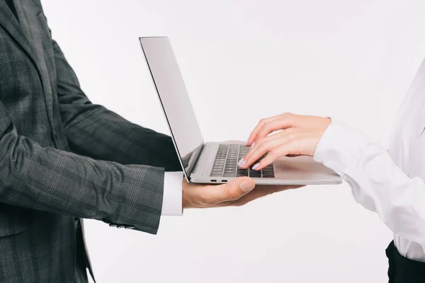 Imagen recortada de empresario sosteniendo portátil para colega aislado en blanco - foto de stock