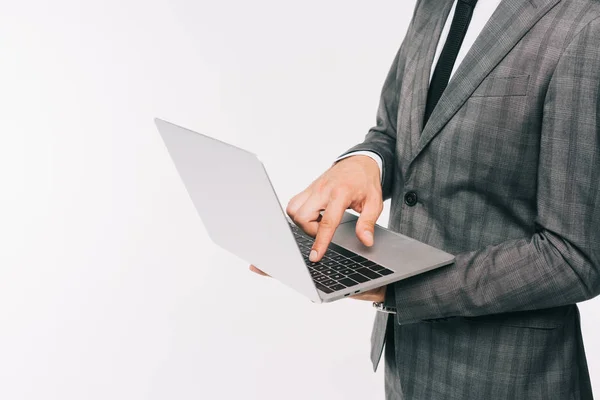 Обрізане зображення бізнесмена в костюмі з використанням ноутбука ізольовано на білому — стокове фото