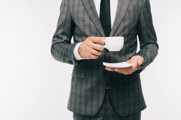 Abgeschnittenes Bild eines Geschäftsmannes, der eine Tasse Kaffee auf Weiß hält — Stockfoto