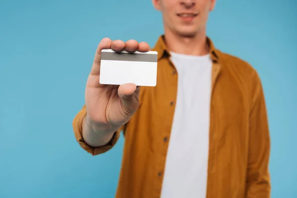 Abgeschnittenes Bild eines Mannes, der Kreditkarte isoliert auf blau zeigt — Stockfoto