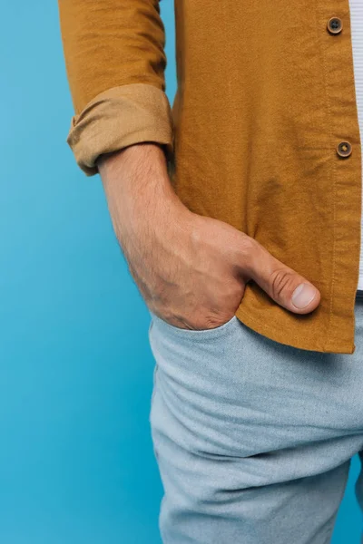 Imagem cortada do homem de pé com a mão no bolso isolado em azul — Fotografia de Stock