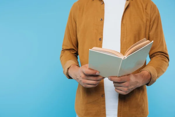 Image recadrée d'un homme tenant un livre ouvert isolé sur bleu — Photo de stock