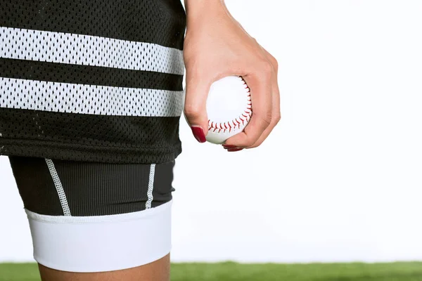 Abgeschnittene Aufnahme einer Frau mit Baseballball isoliert auf weißem Grund — Stockfoto