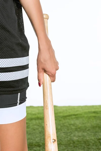 Tiro recortado de mujer sosteniendo bate de béisbol aislado en blanco - foto de stock