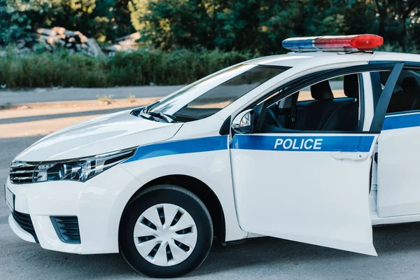 Automobile con flasher e lettering polizia in strada urbana — Foto stock