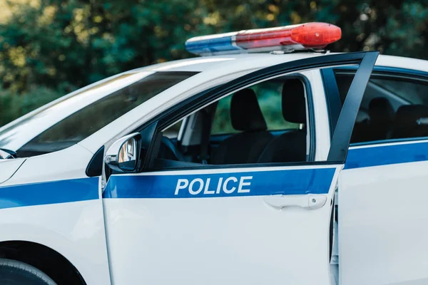 Automobil mit Blinker und Schriftzug Polizei an der Stadtstraße im Fokus — Stockfoto