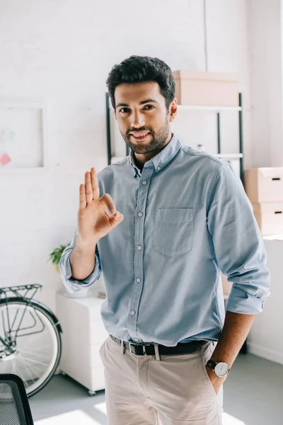 Beau architecte joyeux montrant geste correct dans le bureau — Photo de stock