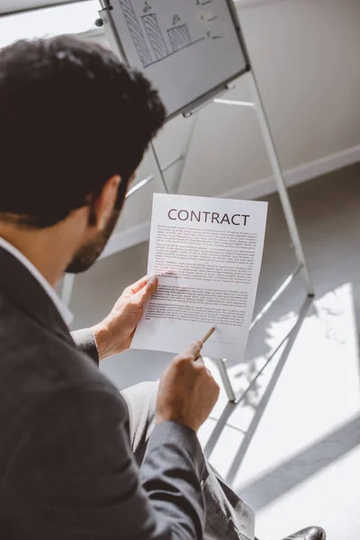Visão de alto ângulo do contrato de leitura de empresário no escritório — Fotografia de Stock