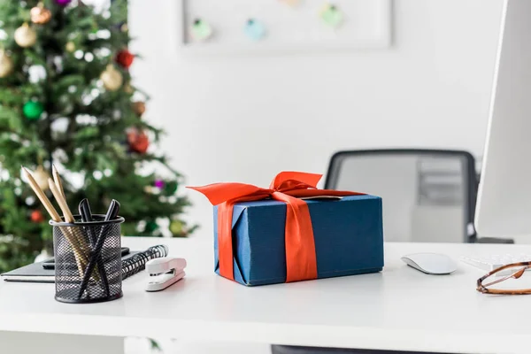 Noël présent sur la table blanche au bureau — Photo de stock